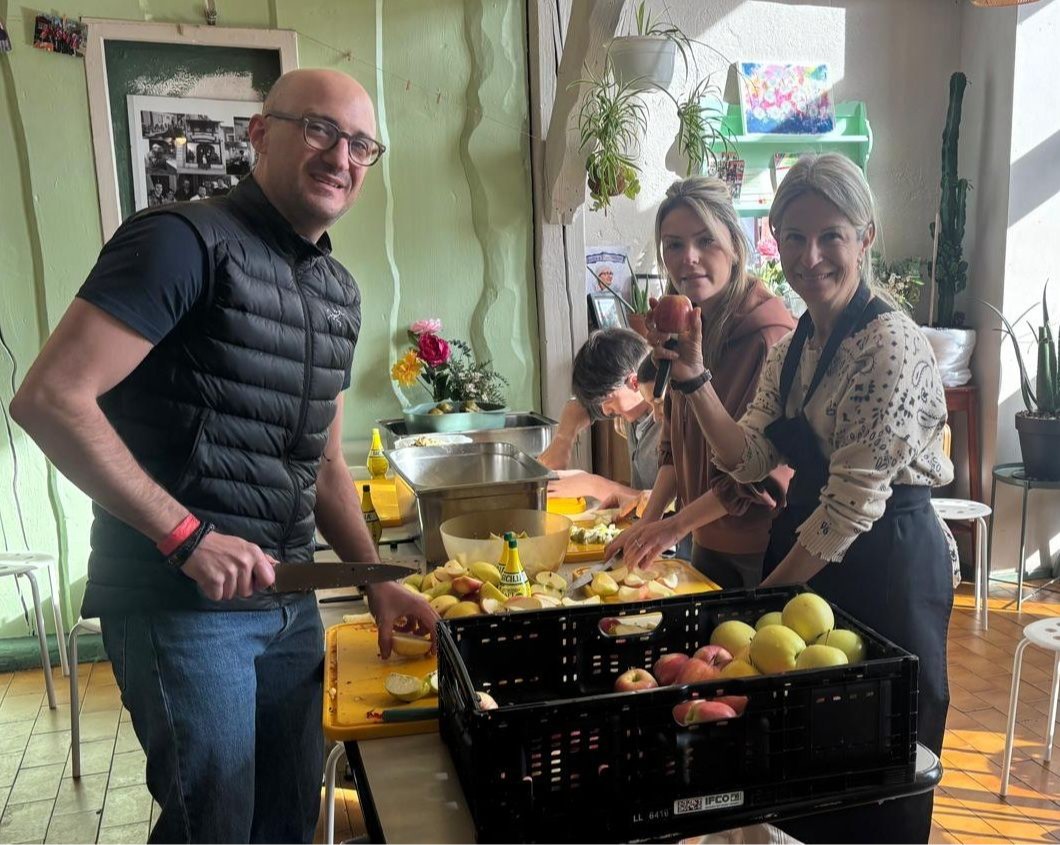 Aiutare con gioia chi ne ha bisogno: i soci del RC Genève-Lac nella cucina del Jardin de Montbrillant