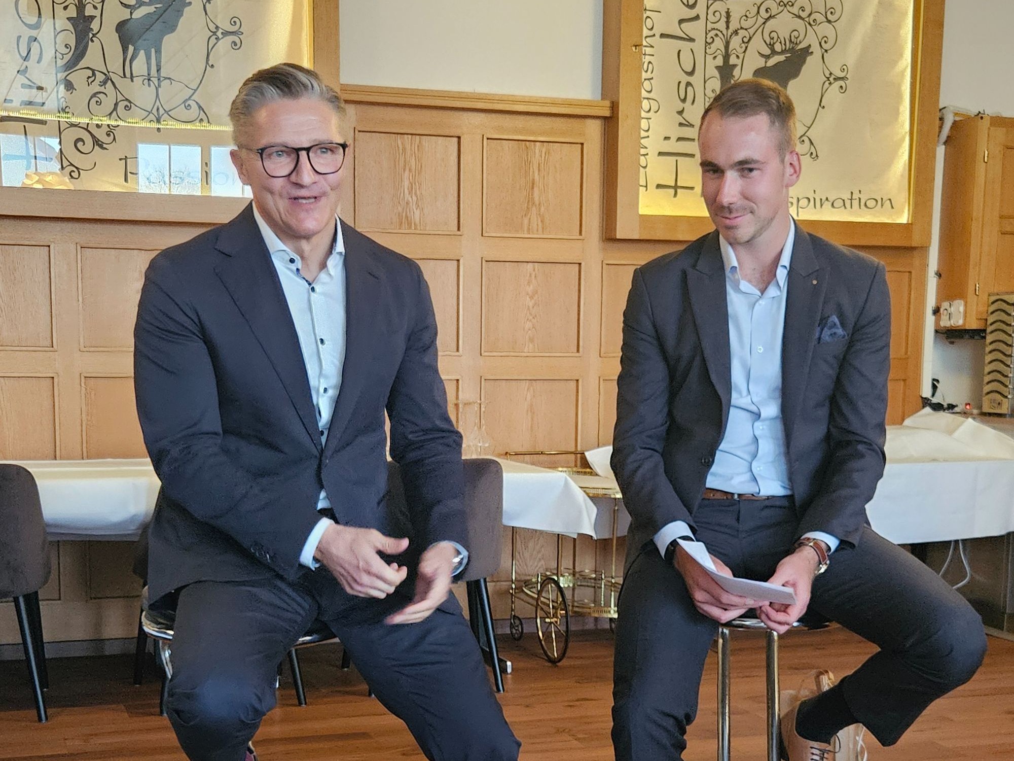 Il CEO di PostFinance Beat Röthlisberger (a sin.) parla con David C. Sutter all’evento del RC Sissach-Oberbaselbiet (Foto: mad)