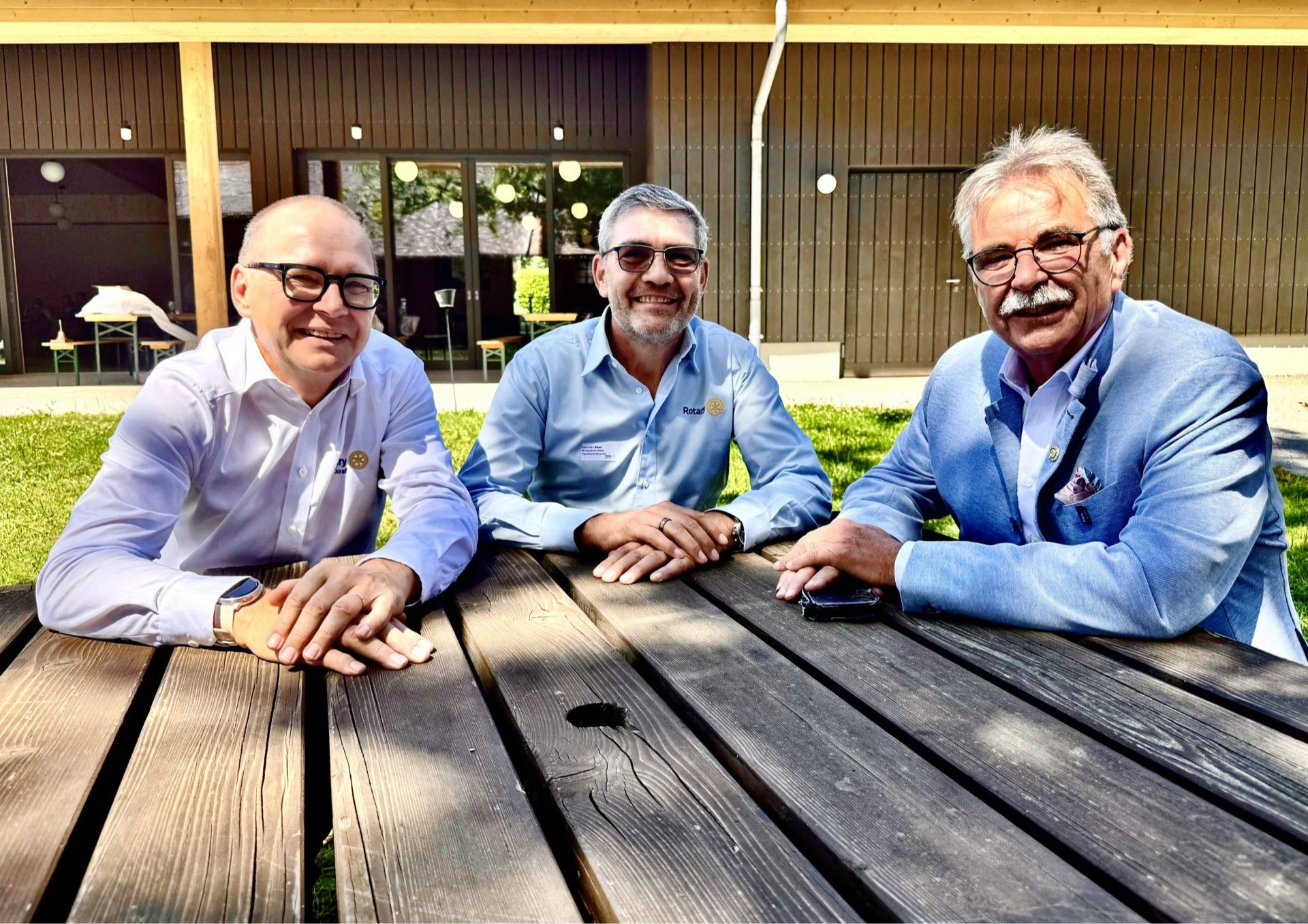 Les PDG Jouni Heinonen et René-Marc Blaser avec Yves Duc, président du RC Crans-Montana 2025/26 (de g. à dr.) (Photo : màd)