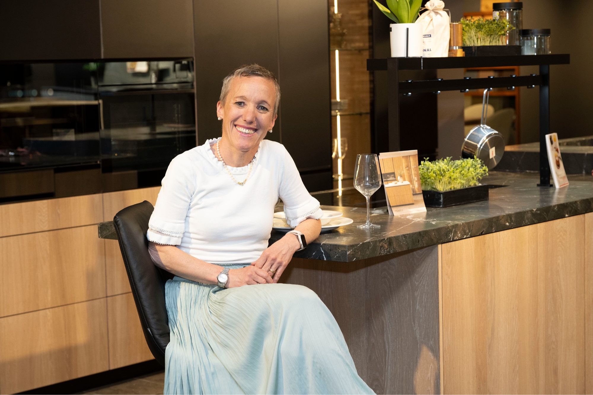 La Rot. Regula Gebelein dirige Delta Möbel AG avec son mari Willi, entre mobilier et famille. (Photo : màd)