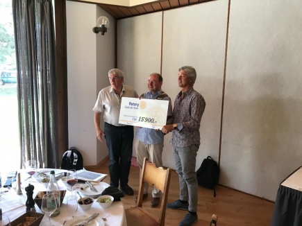 remise du don par le Président 2019-2020 du RC Sion André Gilloz et Jean-Daniel Balet, membre et amis de la Fondation au Président Pierre-Yves Maillard.