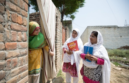 Rotarierinnen des RC Islamabad (Metropolitan) informieren Familien in Nowshera, Pakistan über Polio. Bild: rotary.org