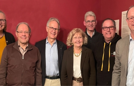 Hans Rickli (terzo da sinistra), nominato futuro governatore dal comitato elettorale, mentre conversa con i suoi predecessori