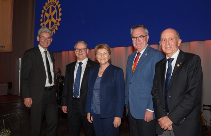 Von links: Thomas Hunziker, Alex Schär und Simon Bichsel (rechts) mit Viola Amherd und Gordon McInally