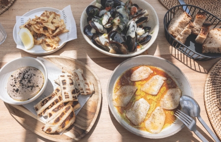 Hier zeigt sich Barcelona von seiner genussvollen Seite: mit einem Tisch voller Tapas (Foto: zvg)