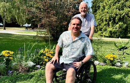 Jacques Rognon mit seinem Sohn Philippe, der an einer Muskelkrankheit leidet, im Parc de l’Indépendance in Morges