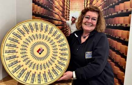 Rot. Fabienne Porchet mit einem künstlichen Gruyère-Käselaib in der Ausstellung