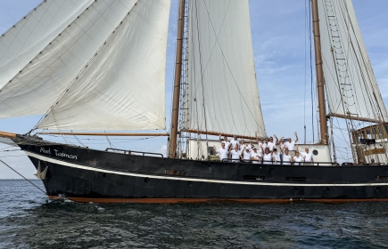 Die IYFR Swiss Fleet auf Ostseetörn: 2025 waren 18 Segelbegeisterte auf dem historischen Zweimast-Schoner Abel Tasman unterwegs