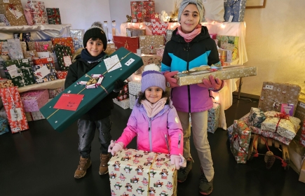 Leuchtende Kinderaugen bei der Geschenkübergabe.