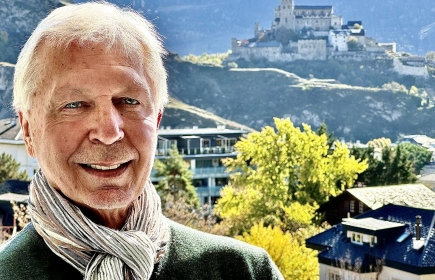 Rot. Jean-Luc Follonier am Kantonalen Konservatorium mit Blick auf das spektakuläre Château de Valère in Sitten