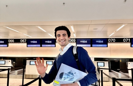 Le Rot. Antonio Bechara Ghobril s’apprête à prendre l’avion de Genève à Paris, son sac à dos remplis de dossiers