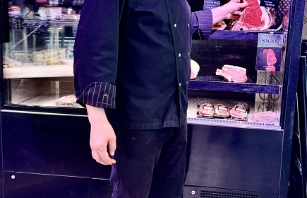 Le Rot. et maître boucher, Christian Fivaz, devant l’armoire de maturation avec les imposantes côtes de bœuf
