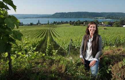 Annie Rossi im Weinberg mit Blick auf den Bielersee