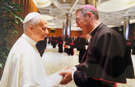 Frischer Amtsgeist in Rom: Bischof Beat Grögli (rechts) trifft Papst Leo beim «Babybischofkurs»
