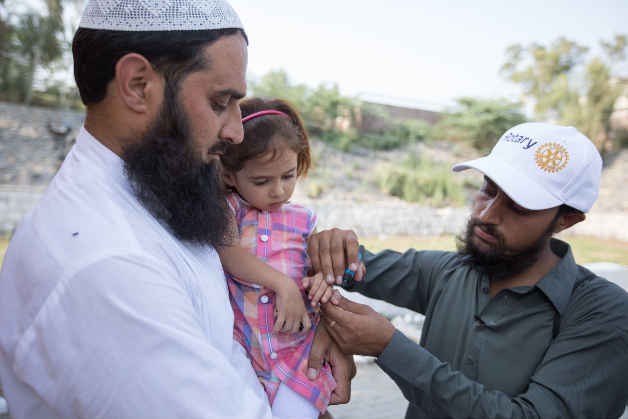 In Pakistan, un operatore sanitario segna il dito di un bambino vaccinato. (Foto: RI)